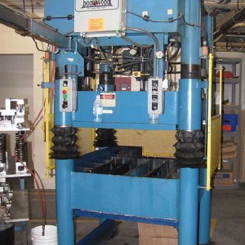 31 Ton,Beckwood, 38" x 42 Bed,10 stroke,19 daylight,7.5 HP,280 IPM Rpd,2000