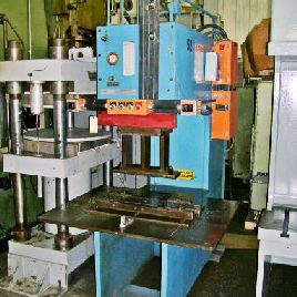 12 Ton, Neff, hyd gap frame press geleide glijbaan met 4 stijlen, 23 "str, 24 DL, ’92, # 22864-Z