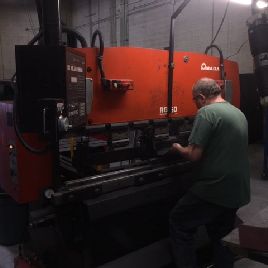 55 тонн, Amada # RG-50, повышающий активность, 6,8 ° OA, 59,84 "BH, 3,9 стр., 15,75 трлн., 14,57 час. В открытом положении, NC-9EXII 3-осевой, BG