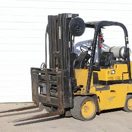 12000 lb.Caterpillar # T120C, chariot élévateur à fourche, 7952 heures, position de la fourche électrique, pneus à coussin, phares