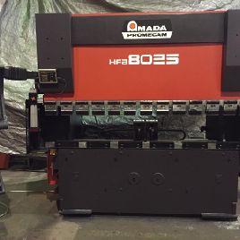 88 tonnes, Amada n ° HFB8025, opérateur Amada à 6 axes, 8.4 'OA, 18.5 "OH, 1997, n ° 6235