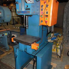 10 Ton, Neff # D12-5M, C-frame neerwaarts werkende hydraulische pers, 7 "str, 18 DL, 7 thr, 18 x 14 bed, 1997, # 7256