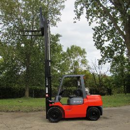 9000 lb.Toyota#7FGKU40, forklift truck,2 stage mast,pneumatic tires,2669 hrs,2011