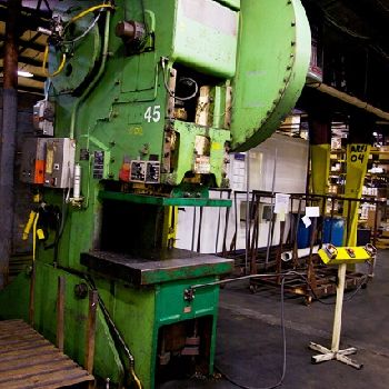 105 Ton,Verson#7-1/2, OBI press, 39" x 30 bed area, 8 stroke, 18 SH, 48 SPM, air clutch &amp; brake, palm buttons, #13313J