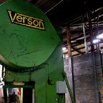 105 Ton,Verson#7-1/2, OBI press, 39" x 30 bed area, 8 stroke, 18 SH, 48 SPM, air clutch &amp; brake, palm buttons, #13313J