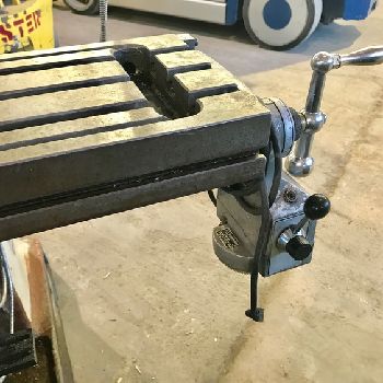 Kingston#KMT-5V, 10" x 50 T-slotted table, PF, #40 taper, 2-Axis DRO, hardways, 2000