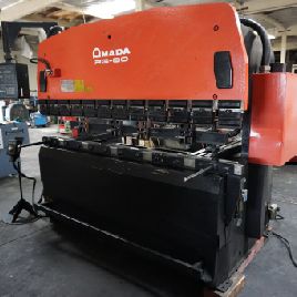 88 toneladas, Amada # RG80, freno de prensa CNC de 3 ejes, 8 'OA, controlador NC-9EXII, BG, pedal de pie de longitud completa, diseño de piso al ras, 1992