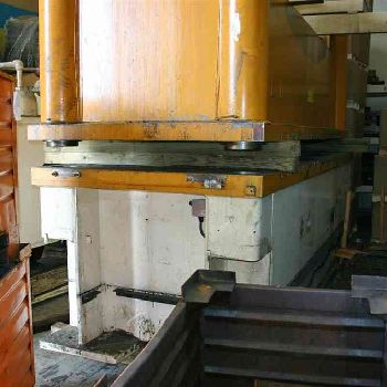 150 Ton,Dake#18-543, 4-post hyd die tryout press,42" stroke,40 HP,156 x 60 bed,#53572