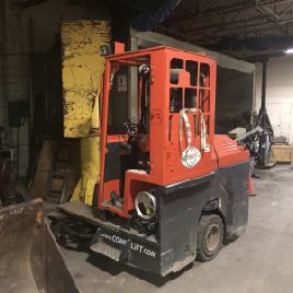 5000 lb. Combilift # CL30050LA31, elevador, GLP, mástil de 3 etapas con centro de carga de 24 ", neumáticos sólidos, 842 horas en la lista