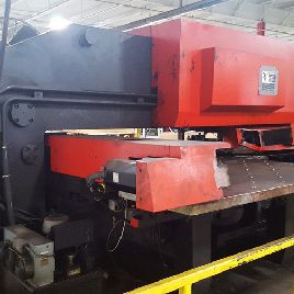 55 тонн, Amada # COMA-567, пуансон с ЧПУ, макс. Ход 60 "x 72, управление 04 P.C, (2) станции A / I, автопозиционирование, шнековый транспортер