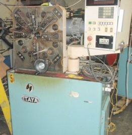 Itaya # MCS-8D, formeuse de fil CNC, diamètre de fil 0,032 ", diamètre de ressort 0,280, longueur de ressort 1,80, 4 glissières en T, 1 glissière en C, 1 glissière en S, 1984