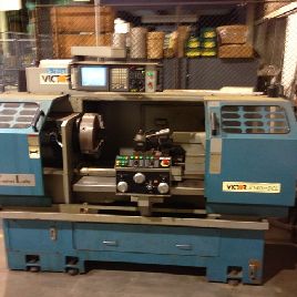 Victor # 2140DCL, torno CNC, 20.9 "oscilación sobre la cama, 11.8 SOCS, 40 centros, Fanuc 20iTB, # 4MT, 2006, # 13274J